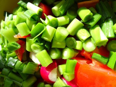 Taze bahar salatası yeşil sarımsak, turp, domates ve Ca