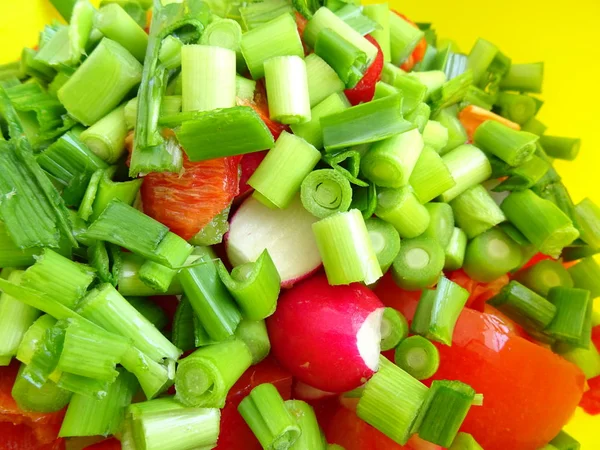 Salada Primavera Fresca Com Alho Verde Rabanetes Tomates — Fotografia de Stock