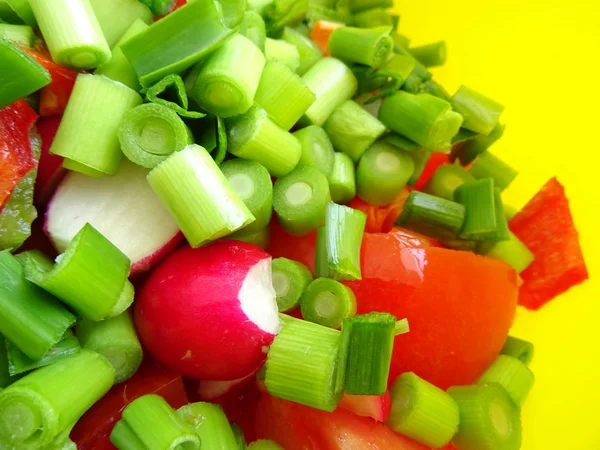 Insalata Fresca Primavera Con Aglio Verde Ravanelli Pomodori — Foto Stock