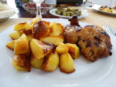 Beyaz bir tabak patates ile kavrulmuş tavuk