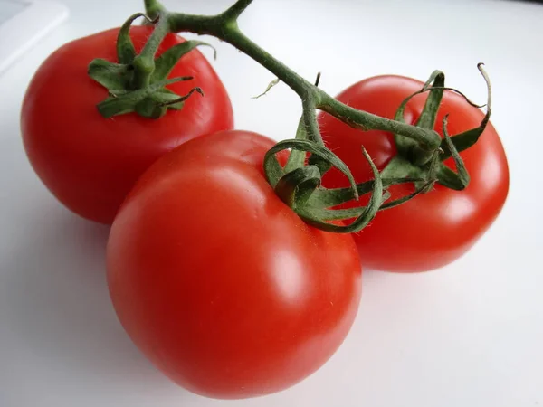 Pomodori Ciliegia Con Uno Stelo Sfondo Bianco — Foto Stock