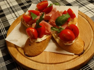 Jambon, domates ve fesleğen ile İtalyan Bruschettas