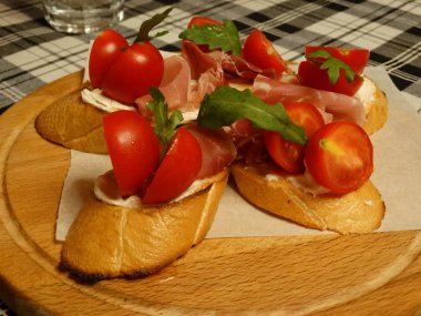 Jambon, domates ve fesleğen ile İtalyan Bruschettas