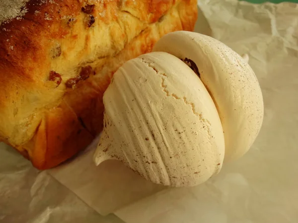 Double Meringue Dan Roti Paskah — Stok Foto