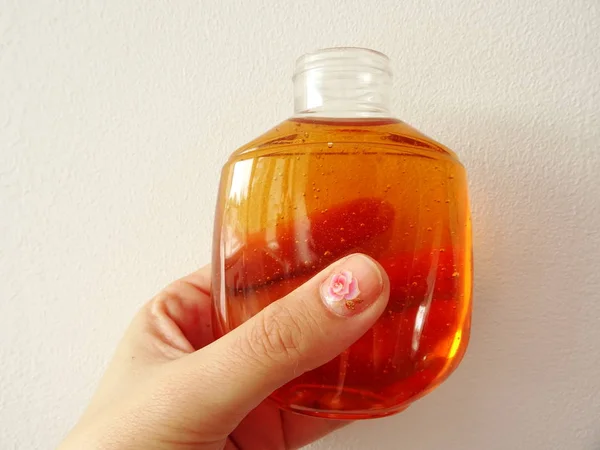 Néctar Agave Mano Mujer Botella Transparente — Foto de Stock