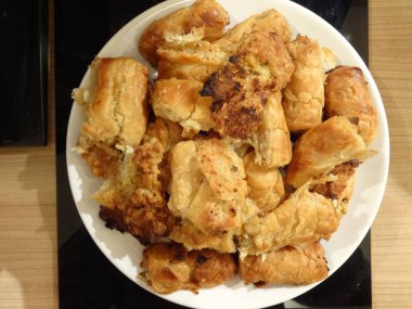 Beyaz bir tabak içinde ev yapımı peynir kraker