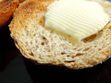 Kızarmış ekmek dilimi üzerine tereyağı erime