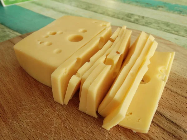 Emmental Cheese Slices Борту — стоковое фото