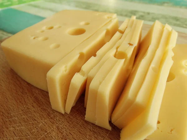 Emmentaler Käsescheiben Bord — Stockfoto