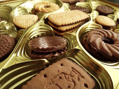 Bisküvi altın bisküvi kutusuna çeşitli