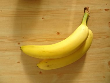 Ahşap arka plan üzerinde iki muz