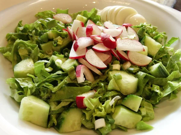 Insalata Fresca Primavera Con Aglio Verde Ravanelli Cetrioli — Foto Stock