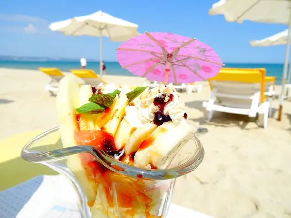 Eis Mit Früchten Und Rosa Cocktailschirm Strand — Stockfoto