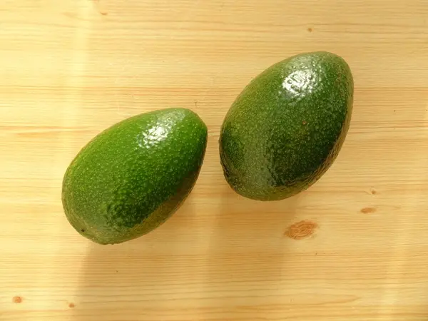 Due Avocado Sfondo Legno — Foto Stock