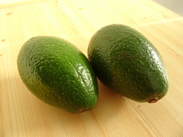 Dos Aguacates Sobre Fondo Madera — Foto de Stock