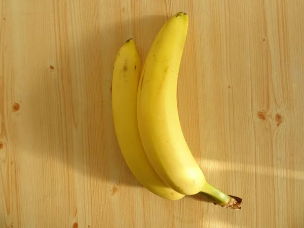 Twee Bananen Houten Achtergrond — Stockfoto