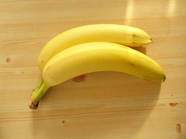 Dwa Banany Podłoże Drewniane — Zdjęcie stockowe
