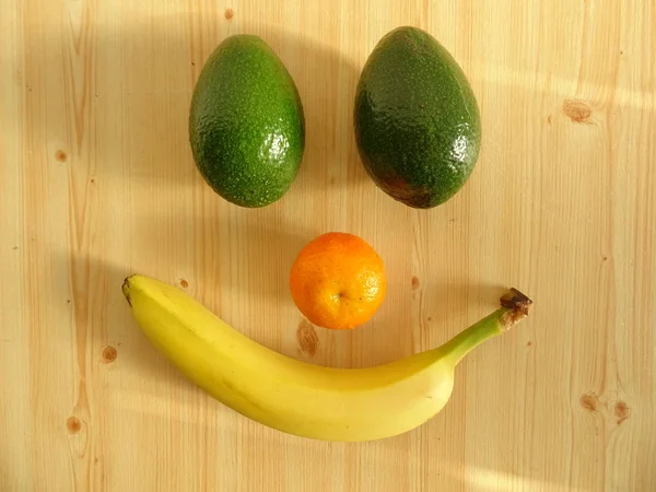 Uśmiechniętą Twarz Wykonane Dwa Awokado Tangerine Jeden Jeden Banan — Zdjęcie stockowe