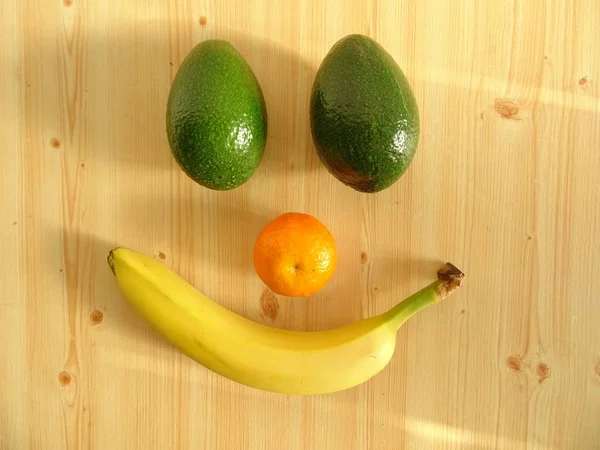 Rosto Sorridente Feito Dois Abacates Uma Tangerina Uma Banana — Fotografia de Stock