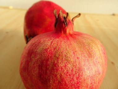 ahşap arka plan üzerinde iki nar