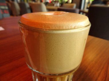 Buzlu kahve köpüğü bir cam ile