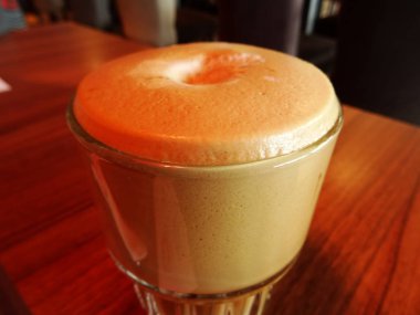 Buzlu kahve köpüğü bir cam ile