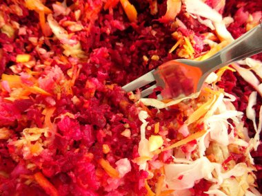 Taze enerji havuç, lahana ve pancar salatası