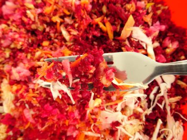 Taze enerji havuç, lahana ve pancar salatası