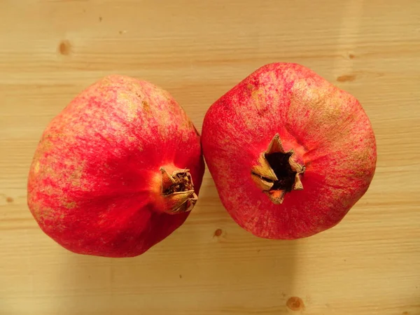 Dos Granadas Sobre Fondo Madera — Foto de Stock