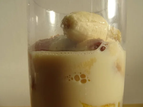 Förbereda Banana Shake Transparent Blandning Skål — Stockfoto