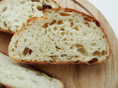 Ahşap bir ekmek tahtası ekmek dilimleri