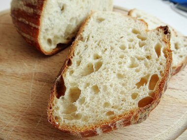 Ahşap bir ekmek tahtası ekmek dilimleri