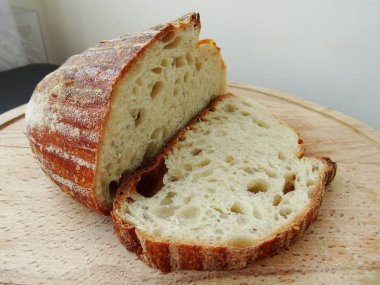 Ahşap bir ekmek tahtası üzerinde ekmek dilimi