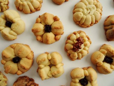 Ev yapımı çiçek Squirt çerezleri beyaz arka plan üzerinde