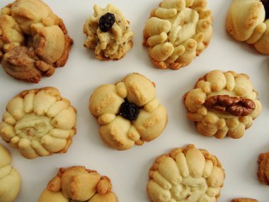 Ev yapımı çiçek Squirt çerezleri beyaz arka plan üzerinde