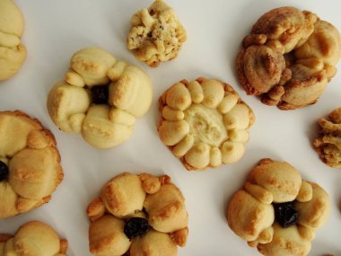 Ev yapımı çiçek Squirt çerezleri beyaz arka plan üzerinde