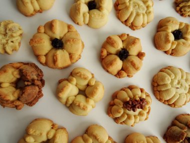 Ev yapımı çiçek Squirt çerezleri beyaz arka plan üzerinde