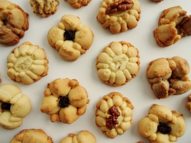 Ev yapımı çiçek Squirt çerezleri beyaz arka plan üzerinde