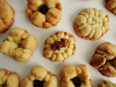 Ev yapımı çiçek Squirt çerezleri beyaz arka plan üzerinde