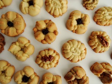 Ev yapımı çiçek Squirt çerezleri beyaz arka plan üzerinde