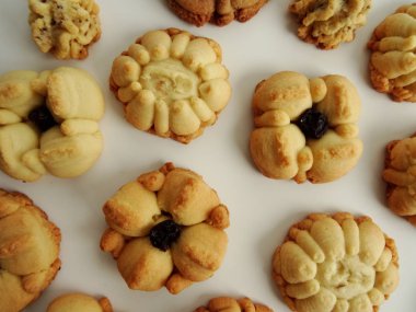 Ev yapımı çiçek Squirt çerezleri beyaz arka plan üzerinde