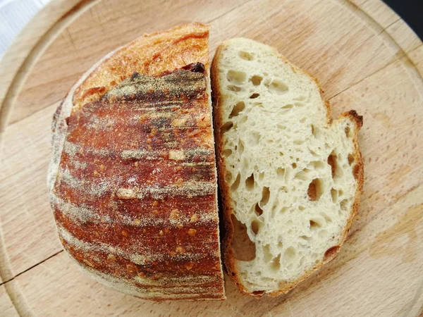 木製ブレッド ボード上のパンのスライス — ストック写真