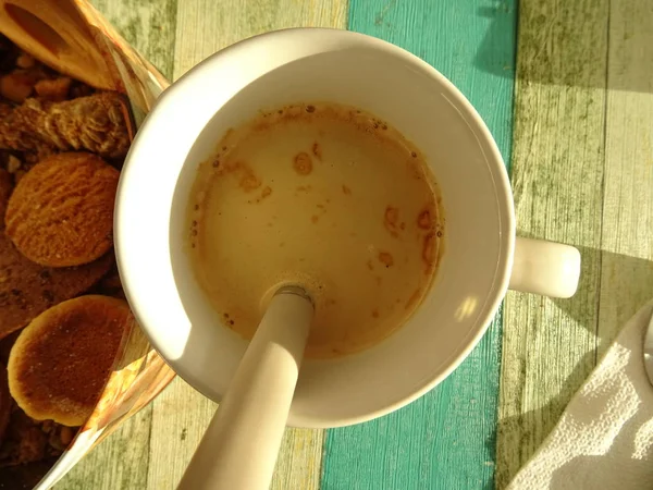 Caffè Caldo Una Tazza Bianca Con Biscotti Sul Retro Della — Foto Stock