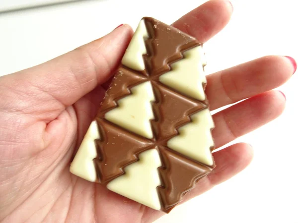 Mão Segurando Chocolate Branco Marrom Uma Forma Árvore Natal — Fotografia de Stock