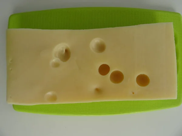 Fromage Emmental Sur Une Planche Verte — Photo