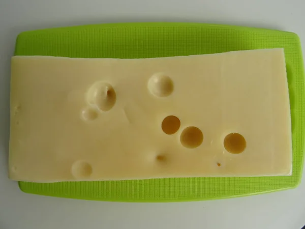 Emmentaler Käse Auf Grünem Brett — Stockfoto