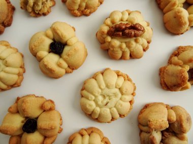 Ev yapımı çiçek Squirt çerezleri beyaz arka plan üzerinde