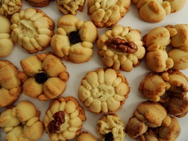 Ev yapımı çiçek Squirt çerezleri beyaz arka plan üzerinde