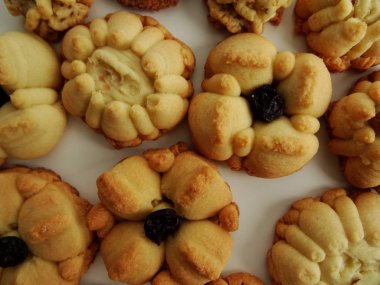 Ev yapımı çiçek Squirt çerezleri beyaz arka plan üzerinde