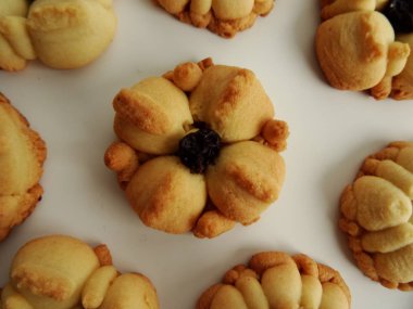 Ev yapımı çiçek Squirt çerezleri beyaz arka plan üzerinde